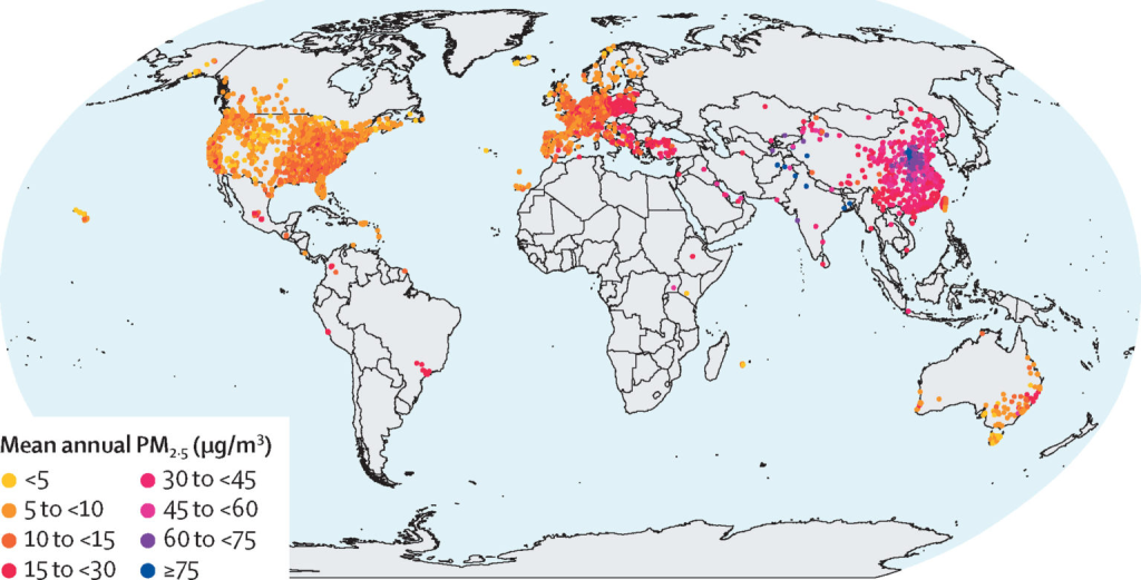 Az átlagos éves PM2.5 koncentráció két évtized alatt (2000-2019). Minden pont egy mérőállomást jelöl. (Yu et al., Lancet Planetary Health, 2023)